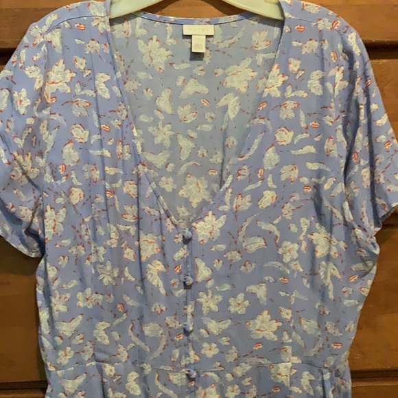 Hinge lavender floral cap sleeve. Covered buttons. POCKETS!! A dream come true. - Picture 3 of 4